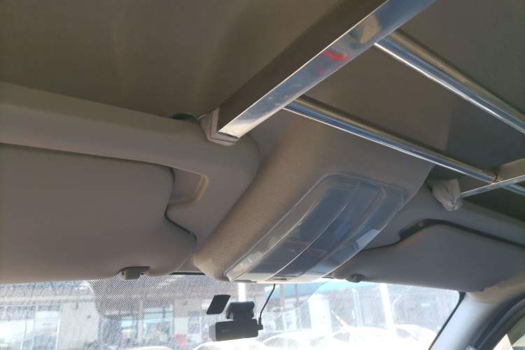 Used SAIC MAXUS Xintu V80 2021 2.0T Manual Classic City Delivery King Short Wheelbase Mid-Roof Design 3 Seats Headliner