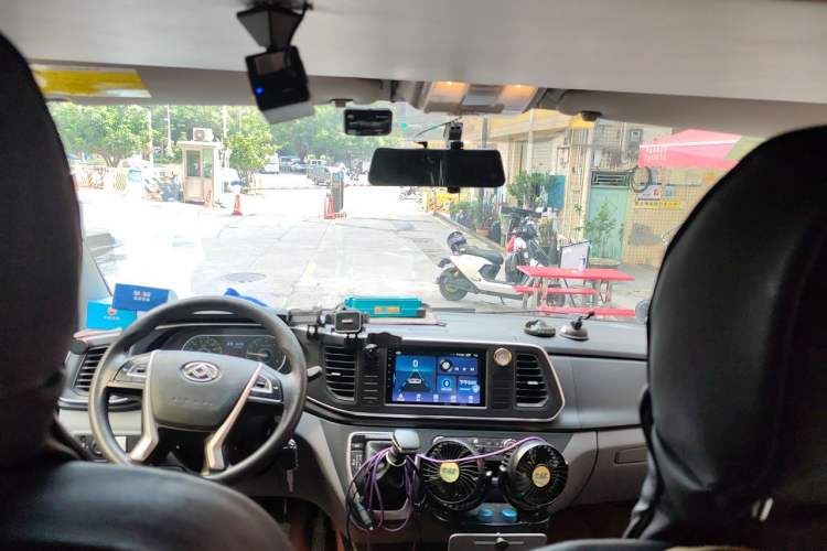 Used SAIC MAXUS Xintu V80 2021 2.0T AMT Classic Aoyuntong 127 PS Mid-axle Mid-roof 6/7/8/9-Seater Headliner