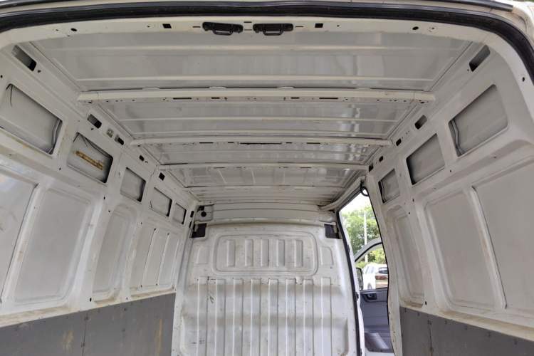 Used SAIC MAXUS Xintu V80 2021 2.0T Manual Classic City Delivery King Long Wheelbase Mid-Roof 3 Seats Headliner