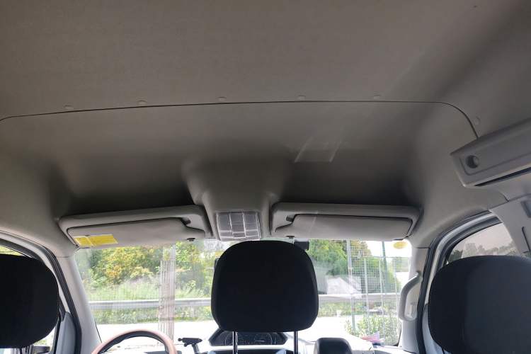 Used SAIC MAXUS Xintu V80 2021 2.0T AMT Classic Aoyuntong Short Wheelbase Mid-Roof 5/6-Seater Headliner