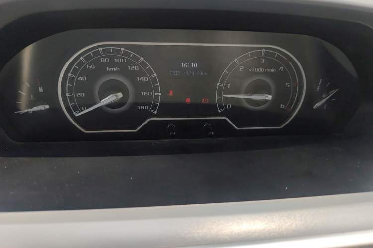 Used SAIC MAXUS Xintu V80 2021 2.0T Manual Classic Aoyuntong Short Wheelbase Ultra-Low Roof 5/6-Seater Instrument Cluster