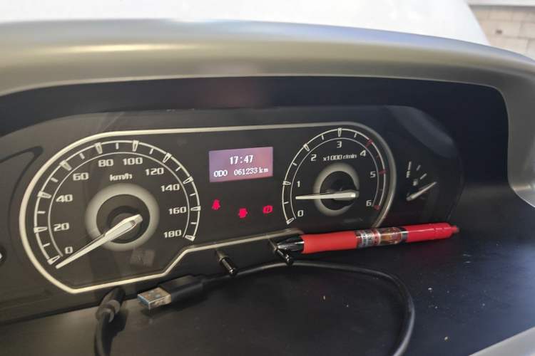 Used SAIC MAXUS Xintu V80 2021 2.0T Manual Classic Aoyuntong Short Wheelbase Mid-Roof 5/6-Seater Instrument Cluster