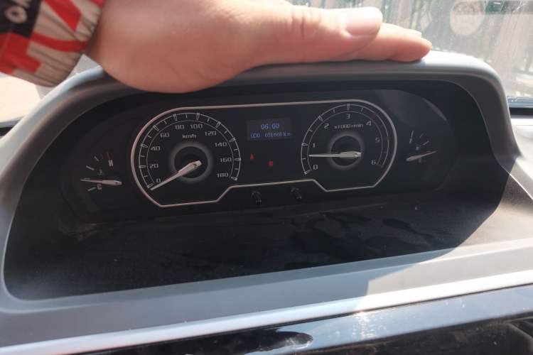 Used SAIC MAXUS Xintu V80 2021 2.0T Manual Classic Aoyuntong Short Wheelbase Ultra-Low Roof 5/6-Seater Instrument Cluster