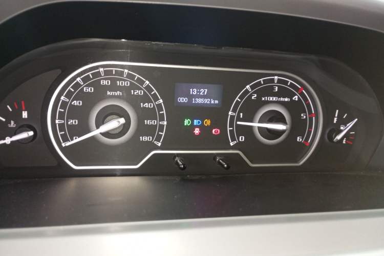 Used SAIC MAXUS Xintu V80 2021 2.0T Manual Classic City Delivery King Short Wheelbase Mid-Roof Design 3 Seats Instrument Cluster