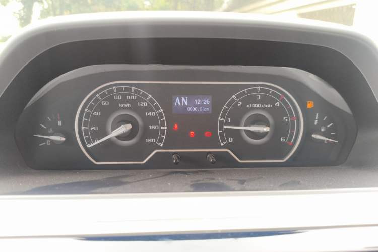 Used SAIC MAXUS Xintu V80 2021 2.0T AMT Classic Aoyuntong Short Wheelbase Ultra-Low Roof 5/6-Seater Instrument Cluster