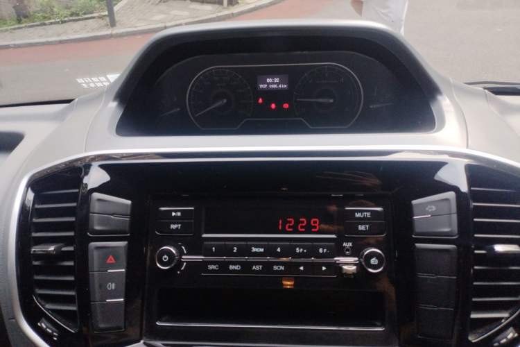 Used SAIC MAXUS Xintu V80 2021 2.0T Manual Classic Aoyuntong Short Wheelbase Ultra-Low Roof 5/6-Seater Instrument Cluster