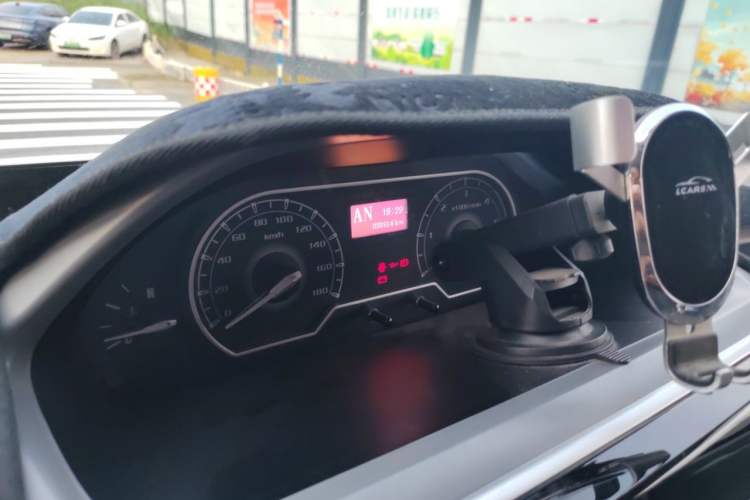 Used SAIC MAXUS Xintu V80 2021 2.0T AMT Classic Aoyuntong Short Wheelbase Mid-Roof 5/6-Seater Instrument Cluster