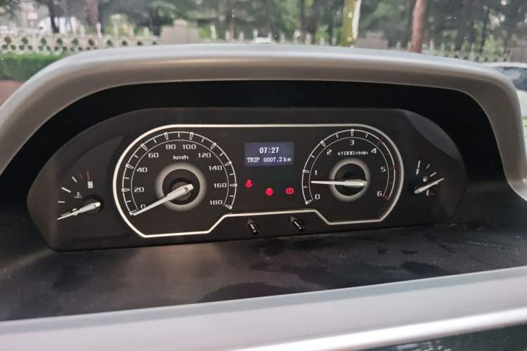 Used SAIC MAXUS Xintu V80 2021 2.0T Manual Classic City Delivery King Short Wheelbase Ultra-Low Roof 3-Seater Instrument Cluster