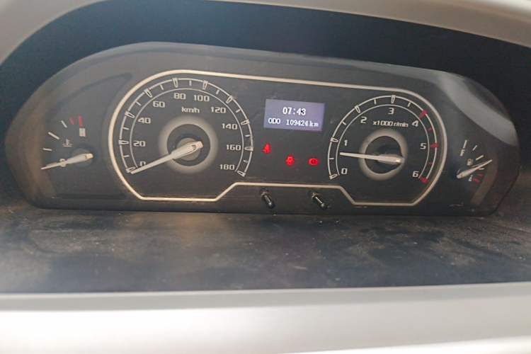 Used SAIC MAXUS Xintu V80 2021 2.0T Manual Classic City Delivery King Short Wheelbase Mid-Roof Design 3 Seats Instrument Cluster