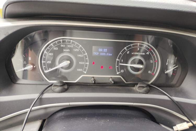 Used SAIC MAXUS Xintu V80 2021 2.0T Manual Classic Aoyuntong 127 PS Mid-axle Mid-roof 6/7/8/9-Seater Instrument Cluster