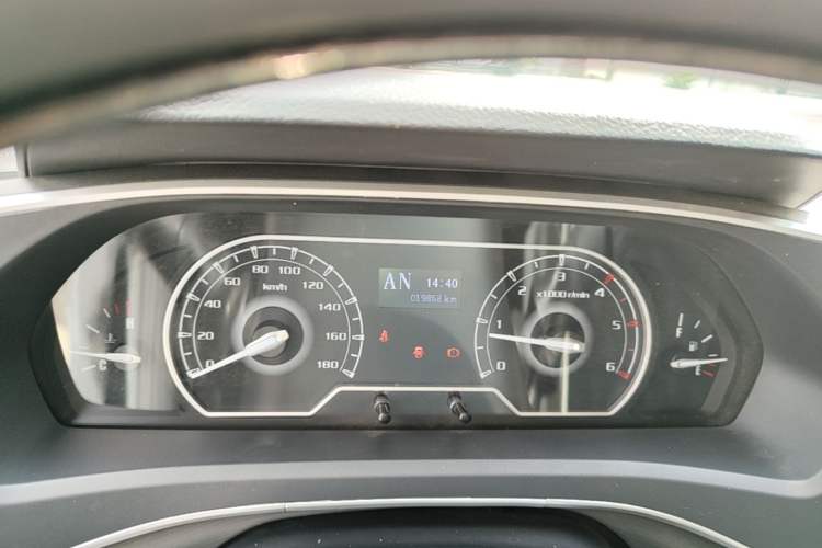 Used SAIC MAXUS Xintu V80 2021 2.0T AMT Classic Aoyuntong Short Wheelbase Mid-Roof 5/6-Seater Instrument Cluster