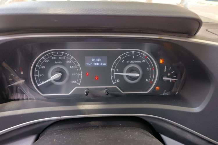 Used SAIC MAXUS Xintu V80 2021 2.0T Manual Classic Aoyuntong 127 PS Mid-axle Mid-roof 6/7/8/9-Seater Instrument Cluster