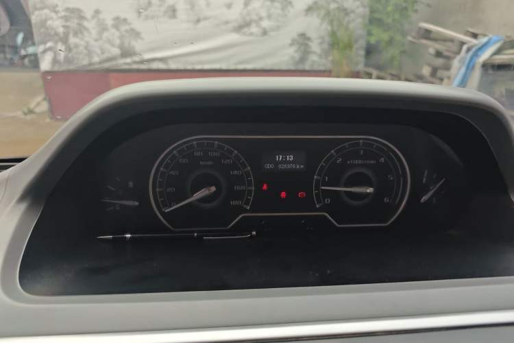 Used SAIC MAXUS Xintu V80 2021 2.0T Manual Classic City Delivery King Short Wheelbase Mid-Roof Design 3 Seats Instrument Cluster
