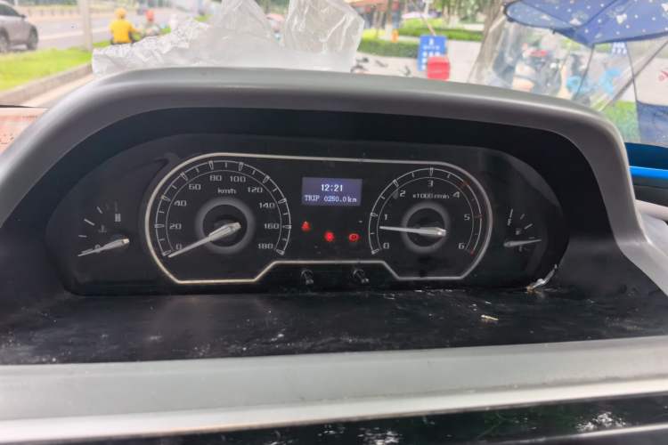 Used SAIC MAXUS Xintu V80 2021 2.0T Manual Classic City Delivery King Long Wheelbase Mid-Roof 3 Seats Instrument Cluster