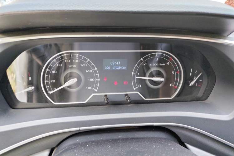 Used SAIC MAXUS Xintu V80 2021 2.0T Manual Classic Aoyuntong 127 PS Mid-axle Mid-roof 6/7/8/9-Seater Instrument Cluster