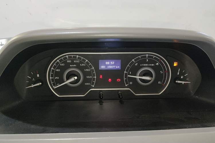 Used SAIC MAXUS Xintu V80 2021 2.0T Manual Classic City Delivery King Short Wheelbase Mid-Roof Design 3 Seats Instrument Cluster