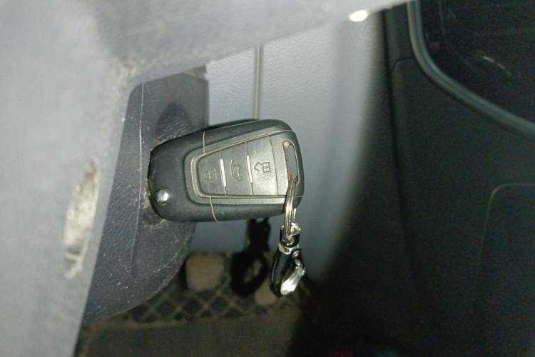 Used SAIC MAXUS Xintu V80 2021 2.0T Manual Classic Aoyuntong Short Wheelbase Mid-Height 7/8/9-Seater Interior 1
