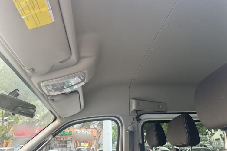 Used SAIC MAXUS Xintu V80 2021 2.0T Manual Classic Aoyuntong Short Wheelbase Mid-Roof 5/6-Seater Interior 1