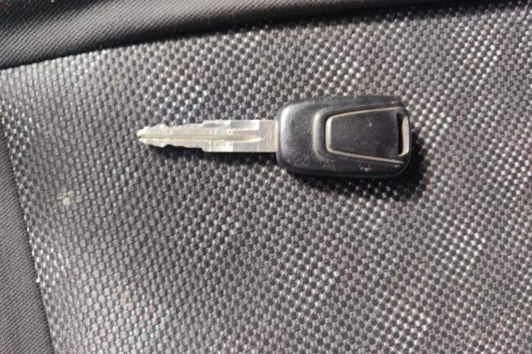 Used SAIC MAXUS Xintu V80 2021 2.0T Manual Classic Aoyuntong Short Wheelbase Mid-Roof 5/6-Seater Interior 1