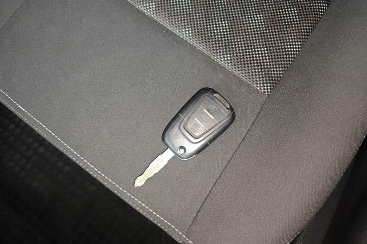 Used SAIC MAXUS Xintu V80 2021 2.0T AMT Classic Aoyuntong Short Wheelbase Mid-Roof 5/6-Seater Interior 1