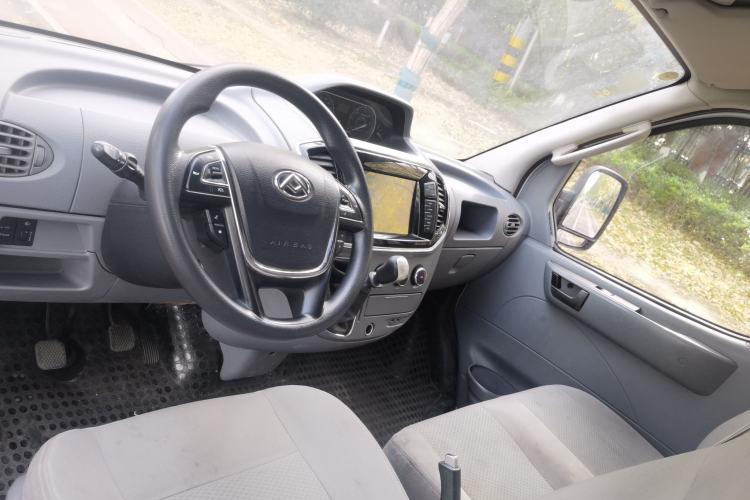 Used SAIC MAXUS Xintu V80 2021 2.0T Manual Classic City Delivery King Long Wheelbase Mid-Roof 3 Seats Interior 1