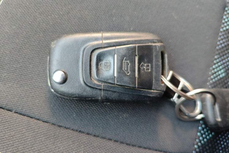 Used SAIC MAXUS Xintu V80 2021 2.0T PLUS Manual All-Around King Long Wheelbase Mid-Roof Variant with 6/7/8/9 Seats Interior 1