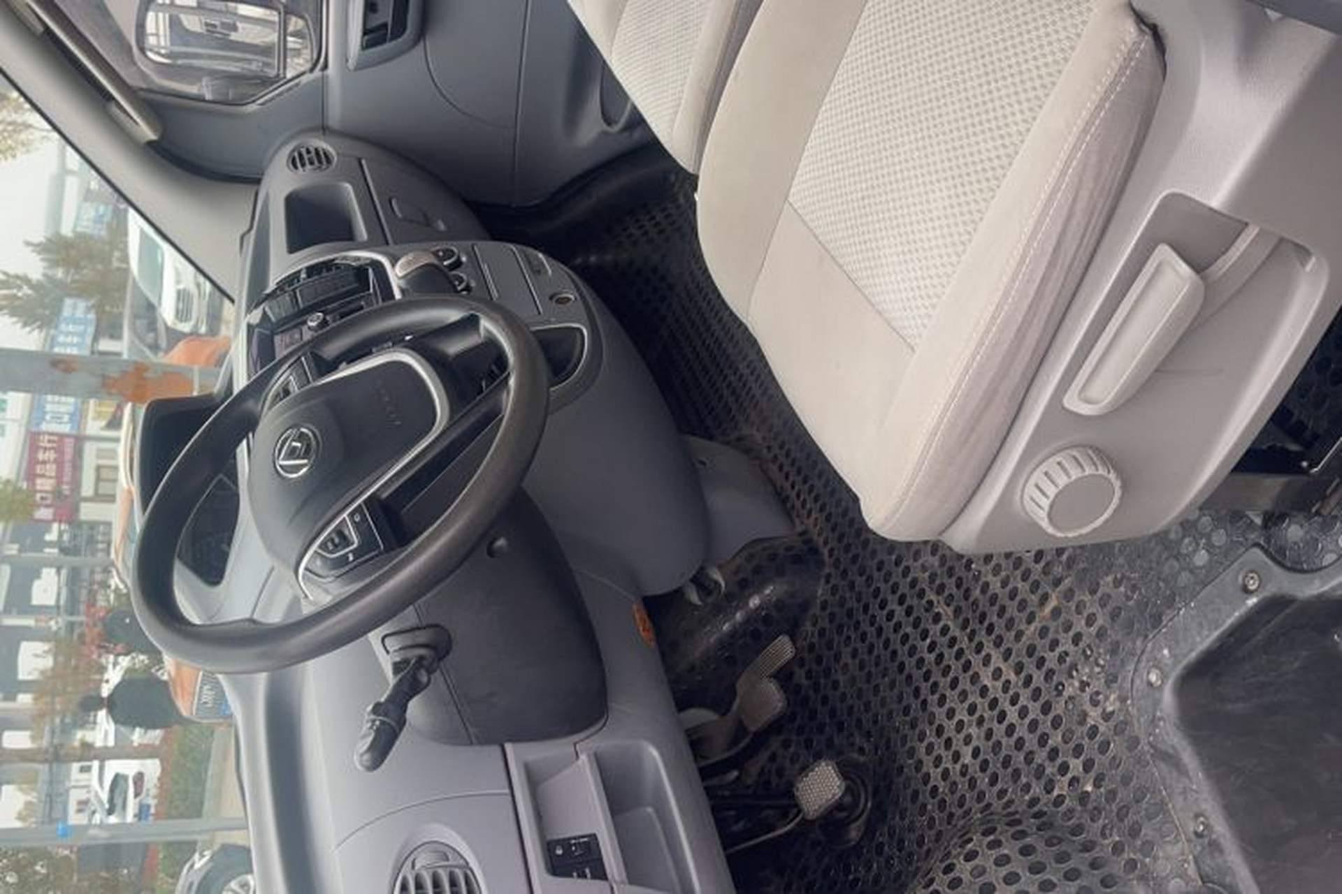 Used SAIC MAXUS Xintu V80 2021 2.0T Manual Classic City Delivery King Short Wheelbase Ultra-Low Roof 3-Seater Interior 2