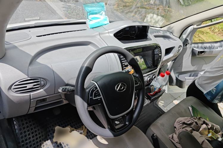 Used SAIC MAXUS Xintu V80 2021 2.0T Manual Classic City Delivery King Short Wheelbase Mid-Roof Design 3 Seats Interior 2