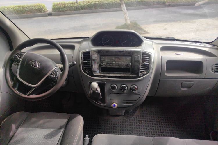Used SAIC MAXUS Xintu V80 2021 2.0T Manual Classic Aoyuntong Short Wheelbase Mid-Roof 5/6-Seater Interior 2