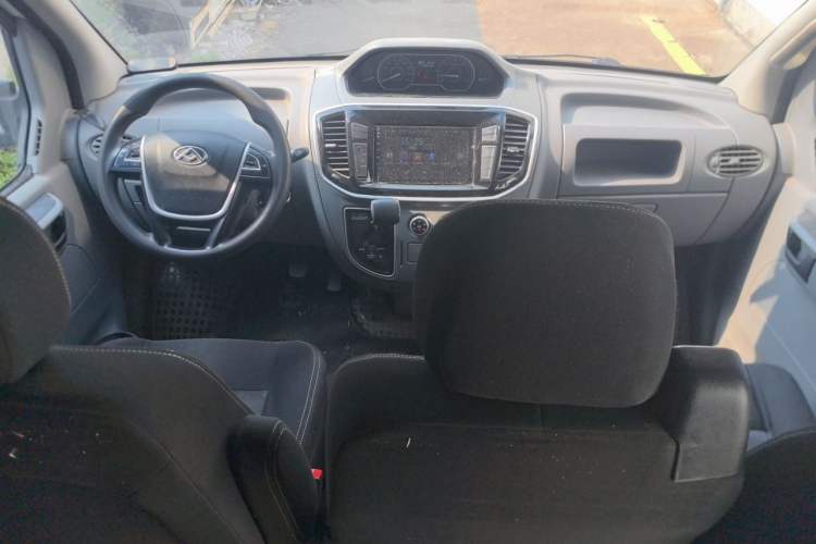 Used SAIC MAXUS Xintu V80 2021 2.0T AMT Classic Aoyuntong Short Wheelbase Mid-Roof 5/6-Seater Interior 2