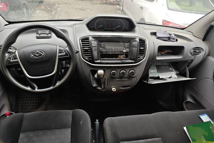 Used SAIC MAXUS Xintu V80 2021 2.0T Manual Classic Aoyuntong Short Wheelbase Mid-Roof 5/6-Seater Interior 2