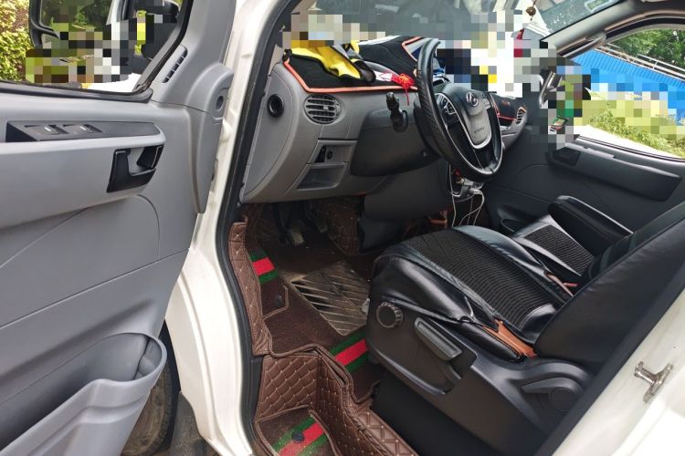 Used SAIC MAXUS Xintu V80 2021 2.0T Manual Classic Aoyuntong Short Wheelbase Mid-Roof 5/6-Seater Interior 3