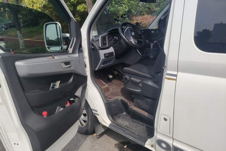 Used SAIC MAXUS Xintu V80 2021 2.0T PLUS Manual City Edition Short Wheelbase Ultra-Low Roof 5/6 Seats Interior 3