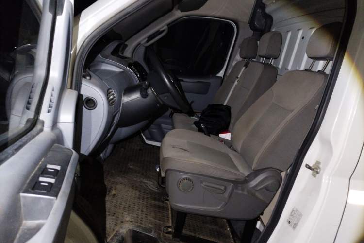 Used SAIC MAXUS Xintu V80 2021 2.0T AMT Classic City Distribution King Long Wheelbase Mid-Roof 3-Seater Interior 3