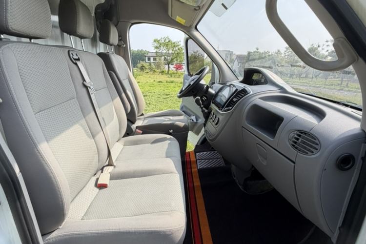 Used SAIC MAXUS Xintu V80 2021 2.0T Manual Classic City Delivery King Short Wheelbase Mid-Roof Design 3 Seats Interior 3