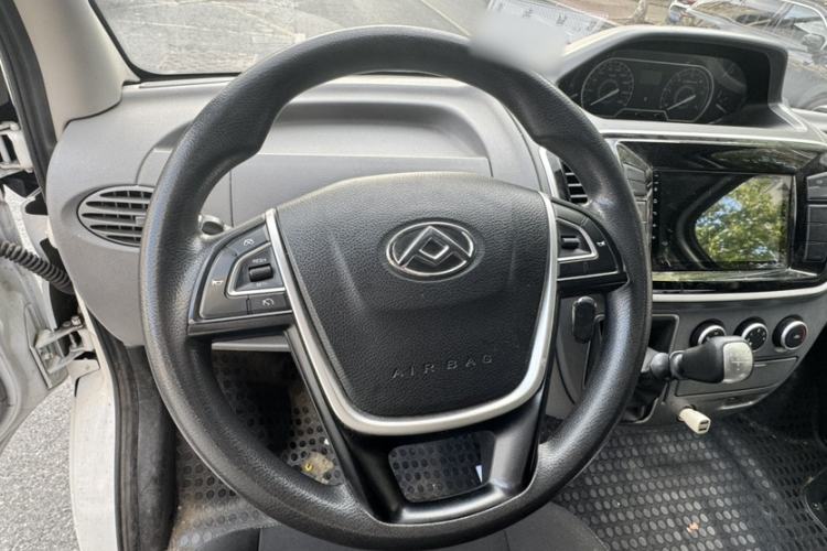 Used SAIC MAXUS Xintu V80 2021 2.0T Manual Classic Aoyuntong Short Wheelbase Mid-Roof 5/6-Seater Interior 3