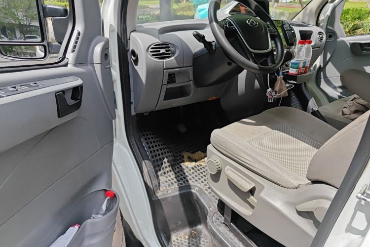 Used SAIC MAXUS Xintu V80 2021 2.0T Manual Classic City Delivery King Short Wheelbase Mid-Roof Design 3 Seats Interior 3