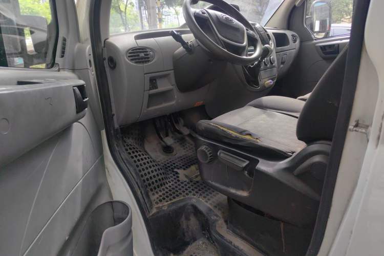 Used SAIC MAXUS Xintu V80 2021 2.0T Manual Classic Aoyuntong Short Wheelbase Mid-Roof 5/6-Seater Interior 3