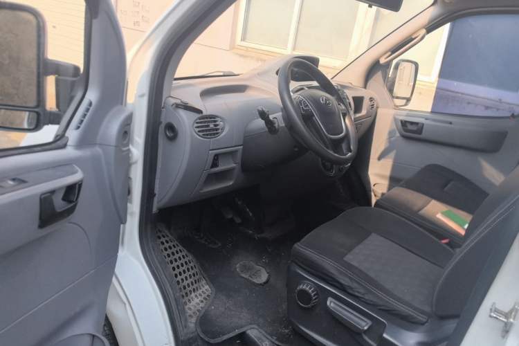Used SAIC MAXUS Xintu V80 2021 2.0T AMT Classic Aoyuntong Short Wheelbase Mid-Roof 5/6-Seater Interior 3