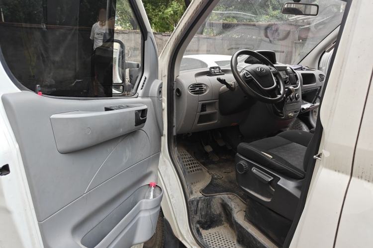 Used SAIC MAXUS Xintu V80 2021 2.0T Manual Classic Aoyuntong Short Wheelbase Mid-Roof 5/6-Seater Interior 3