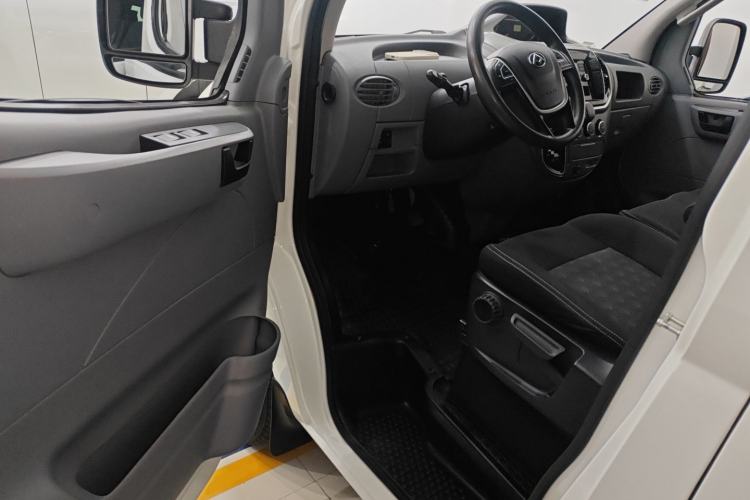 Used SAIC MAXUS Xintu V80 2021 2.0T AMT Classic Aoyuntong Short Wheelbase Mid-Roof 5/6-Seater Interior 3
