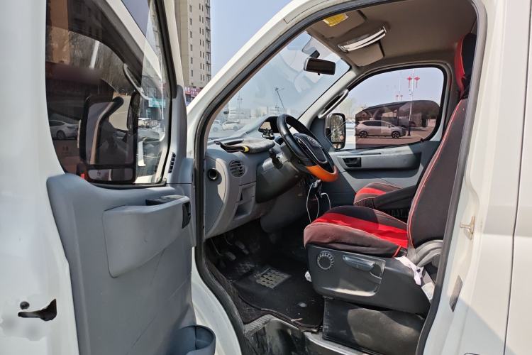 Used SAIC MAXUS Xintu V80 2021 2.0T Manual Classic Aoyuntong Short Wheelbase Ultra-Low Roof 7/8/9-Seater Interior 3