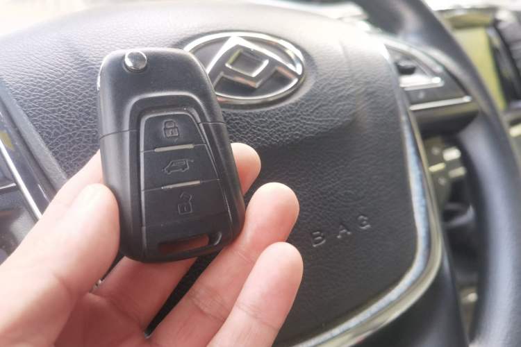 Used SAIC MAXUS Xintu V80 2021 2.0T Manual Classic City Delivery King Long Wheelbase Mid-Roof 3 Seats Interior 3
