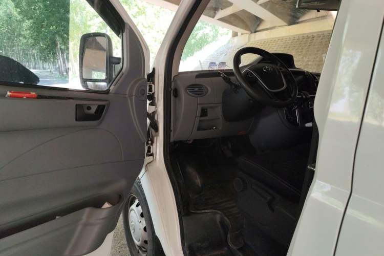 Used SAIC MAXUS Xintu V80 2021 2.0T AMT Classic Aoyuntong Short Wheelbase Mid-Roof 7/8/9-Seater Interior 3