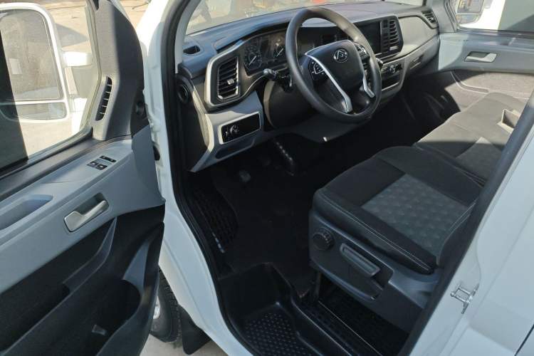 Used SAIC MAXUS Xintu V80 2021 2.0T PLUS Manual All-Around King Long Wheelbase Mid-Roof Variant with 6/7/8/9 Seats Interior 3