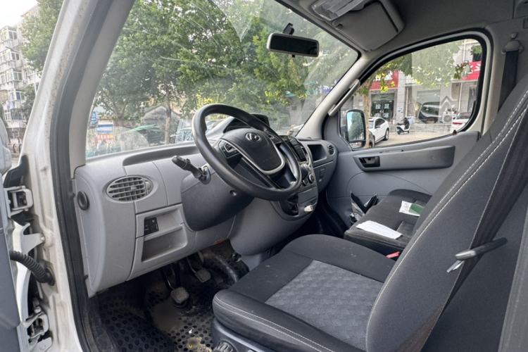 Used SAIC MAXUS Xintu V80 2021 2.0T Manual Classic Aoyuntong Short Wheelbase Mid-Roof 5/6-Seater Interior 4