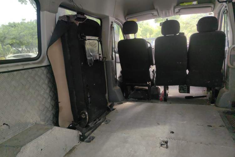 Used SAIC MAXUS Xintu V80 2021 2.0T Manual Classic Aoyuntong Short Wheelbase Mid-Roof 5/6-Seater Interior 4