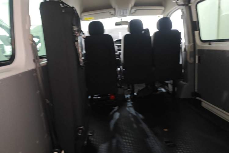 Used SAIC MAXUS Xintu V80 2021 2.0T AMT Classic Aoyuntong Short Wheelbase Mid-Roof 5/6-Seater Interior 4