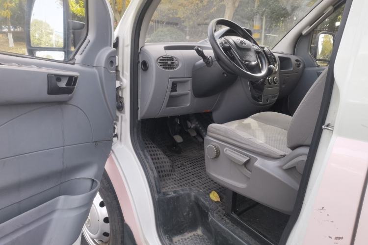Used SAIC MAXUS Xintu V80 2021 2.0T Manual Classic City Delivery King Long Wheelbase Mid-Roof 3 Seats Interior 4