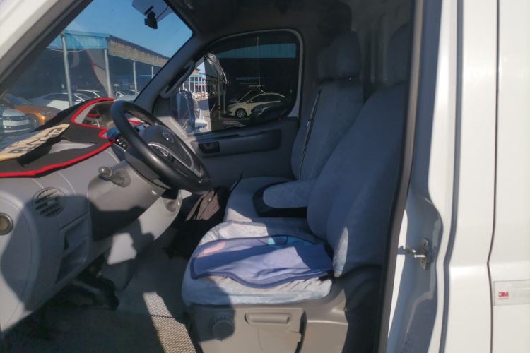 Used SAIC MAXUS Xintu V80 2021 2.0T Manual Classic City Delivery King Short Wheelbase Mid-Roof Design 3 Seats Interior 4